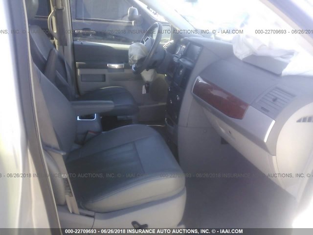 2A8HR54P88R132687 - 2008 CHRYSLER TOWN & COUNTRY TOURING SILVER photo 5