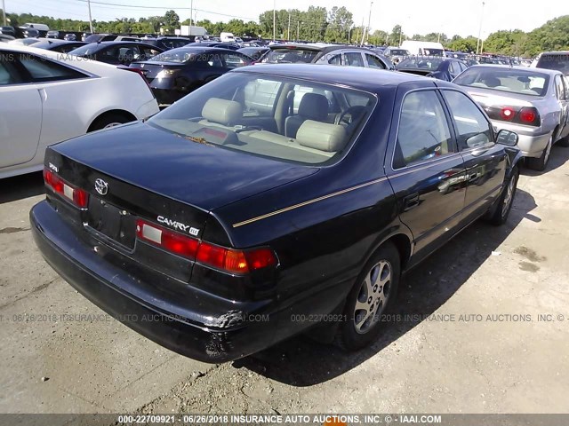4T1BF28K9WU048165 - 1998 TOYOTA CAMRY CE/LE/XLE BLACK photo 4