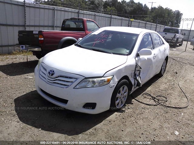 4T1BF3EK2BU695611 - 2011 TOYOTA CAMRY SE/LE/XLE WHITE photo 2