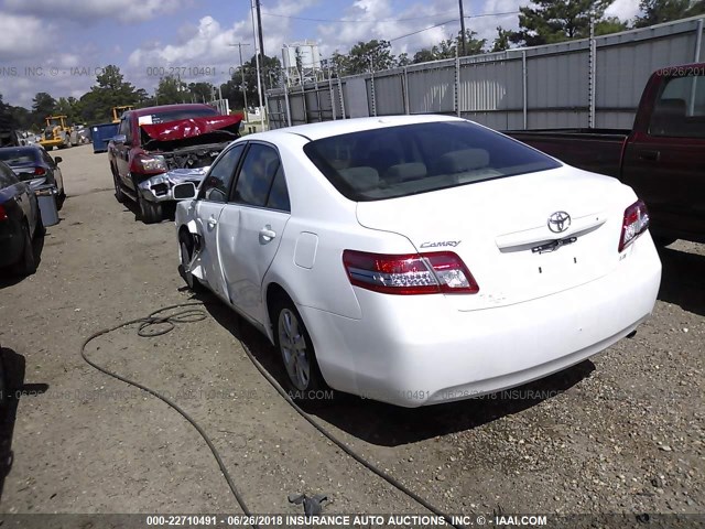 4T1BF3EK2BU695611 - 2011 TOYOTA CAMRY SE/LE/XLE WHITE photo 3