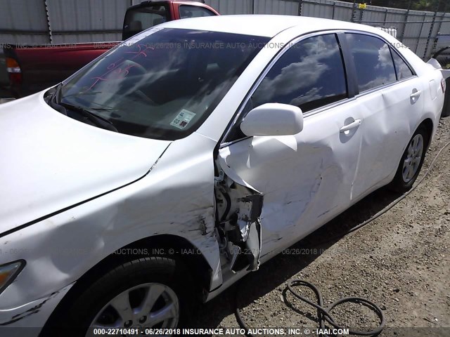 4T1BF3EK2BU695611 - 2011 TOYOTA CAMRY SE/LE/XLE WHITE photo 6