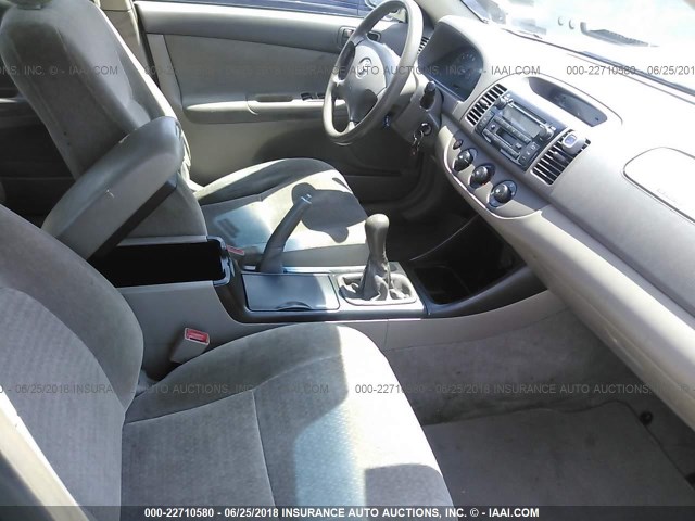 JTDBE30K530224172 - 2003 TOYOTA CAMRY LE/XLE Champagne photo 5