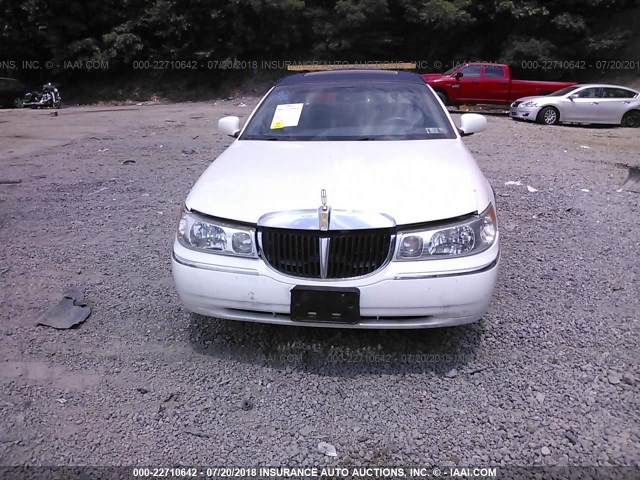 1LNHM82W3YY799188 - 2000 LINCOLN TOWN CAR SIGNATURE WHITE photo 6