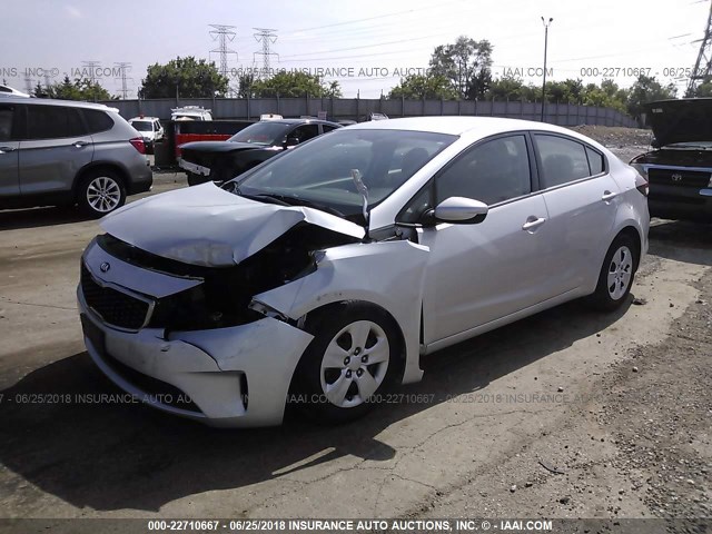 3KPFL4A78HE098489 - 2017 KIA FORTE LX/S SILVER photo 2