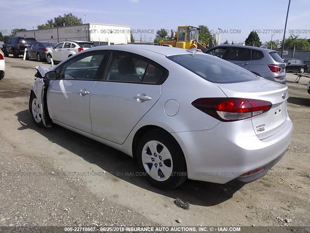 3KPFL4A78HE098489 - 2017 KIA FORTE LX/S SILVER photo 3