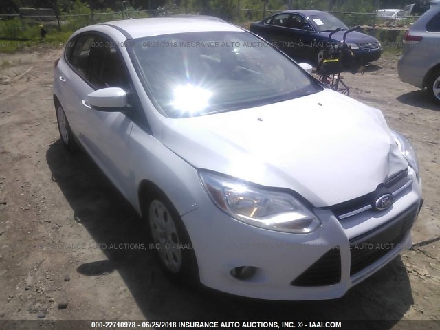 1FAHP3K2XCL458071 - 2012 FORD FOCUS SE WHITE photo 1