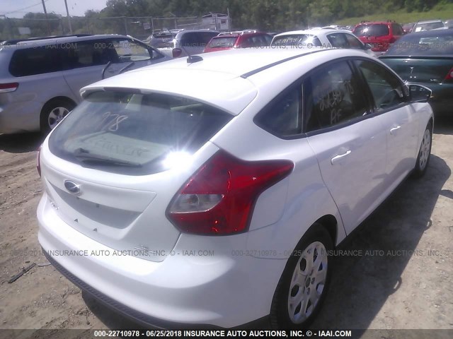 1FAHP3K2XCL458071 - 2012 FORD FOCUS SE WHITE photo 4