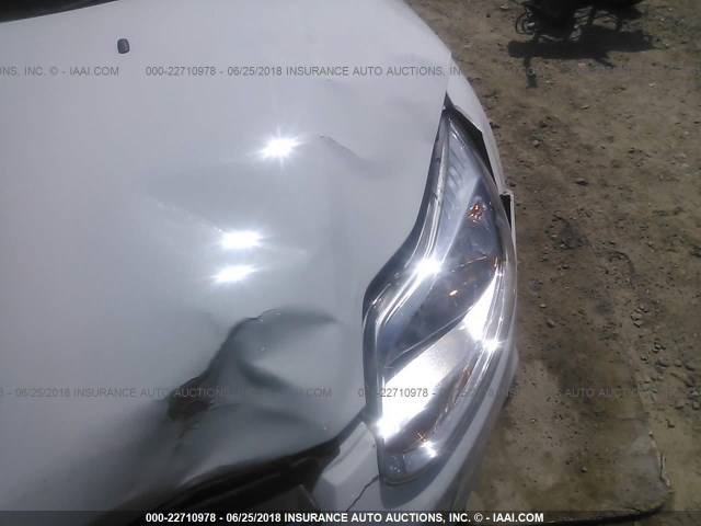 1FAHP3K2XCL458071 - 2012 FORD FOCUS SE WHITE photo 6