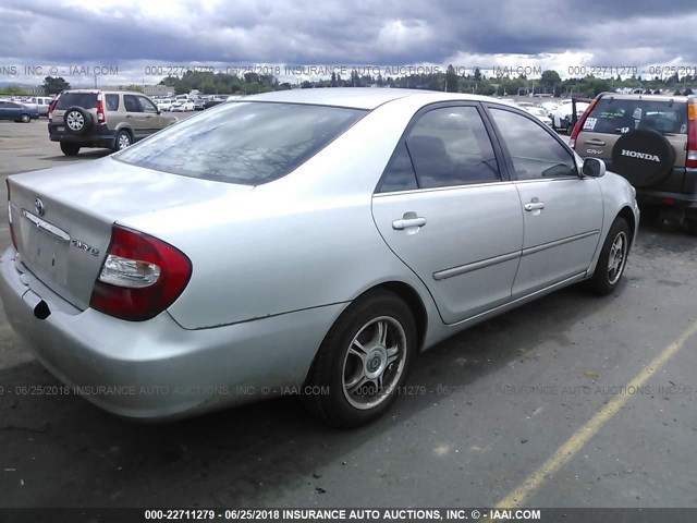JTDBE32K930143608 - 2003 TOYOTA CAMRY LE/XLE SILVER photo 4