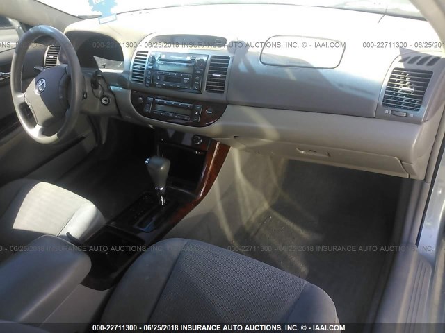 4T1BE30K35U979456 - 2005 TOYOTA CAMRY LE/XLE/SE 灰色 照片 5
