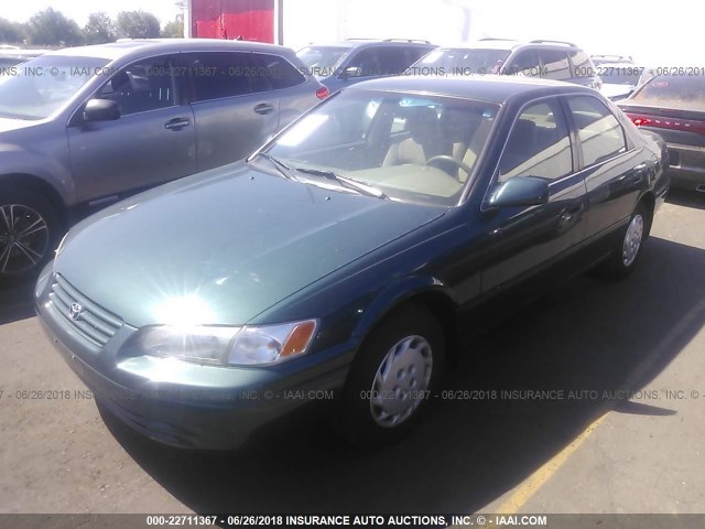 JT2BG22K1W0168178 - 1998 TOYOTA CAMRY CE/LE/XLE GREEN photo 2