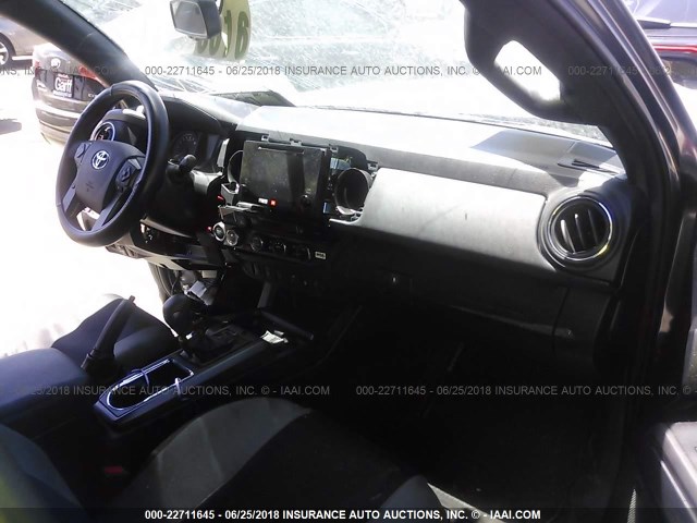 3TMCZ5AN3HM099710 - 2017 TOYOTA TACOMA DBL CAB/SR/TRDSPT/OR/PRO ნაცრისფერი ფოტო 5