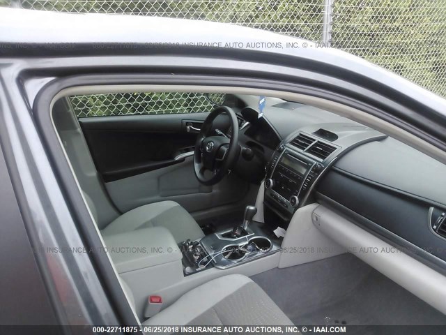 4T1BD1FK9CU043594 - 2012 TOYOTA CAMRY HYBRID/LE/XLE 灰色 照片 5