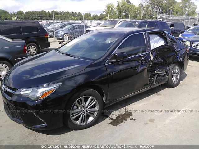 4T1BF1FK9HU435203 - 2017 TOYOTA CAMRY LE/XLE/SE/XSE BLACK photo 2