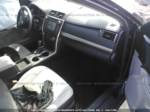 4T1BF1FK9HU435203 - 2017 TOYOTA CAMRY LE/XLE/SE/XSE BLACK photo 5