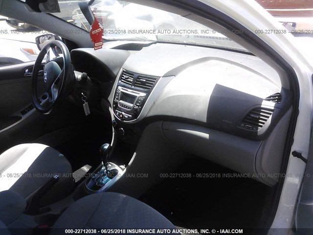 KMHCU5AE0EU184828 - 2014 HYUNDAI ACCENT GLS/SE WHITE photo 5