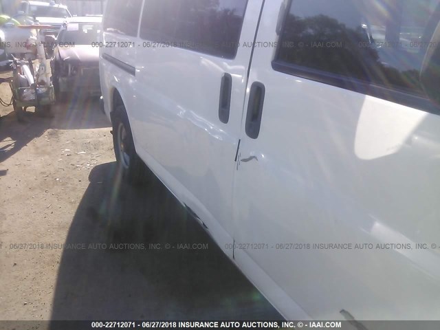 1GAGG25R321188578 - 2002 CHEVROLET EXPRESS G2500  WHITE photo 6