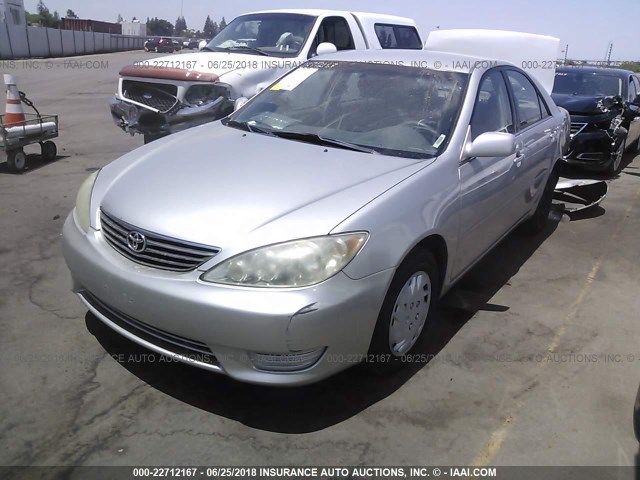 4T1BE32K45U429163 - 2005 TOYOTA CAMRY LE/XLE/SE ნაცრისფერი ფოტო 2