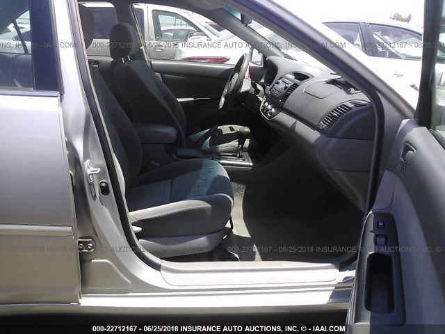 4T1BE32K45U429163 - 2005 TOYOTA CAMRY LE/XLE/SE ნაცრისფერი ფოტო 5