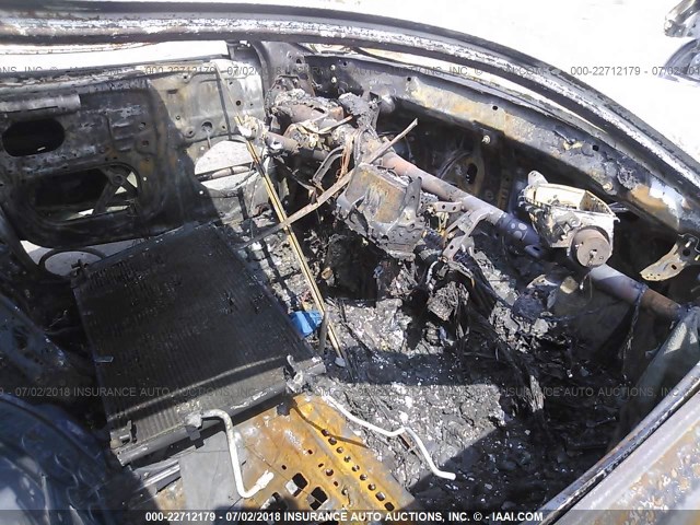 JTDBE32K030217904 - 2003 TOYOTA CAMRY LE/XLE GRAY photo 5