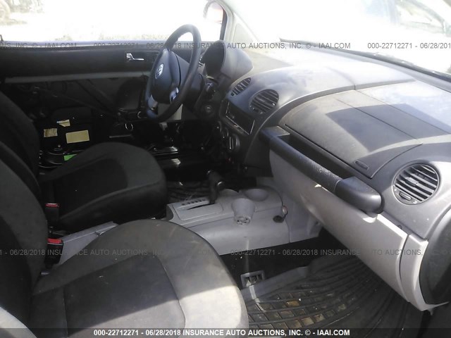 3VWBB61C3WM032104 - 1998 VOLKSWAGEN NEW BEETLE 黑色 照片 5