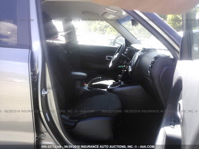 KNDJN2A24J7586549 - 2018 KIA SOUL GRAY photo 5