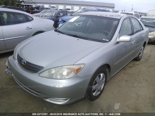 4T1BE32K42U069680 - 2002 TOYOTA CAMRY LE/XLE/SE ვერცხლისფერი ფოტო 2