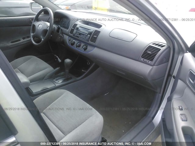 4T1BE32K42U069680 - 2002 TOYOTA CAMRY LE/XLE/SE ვერცხლისფერი ფოტო 5