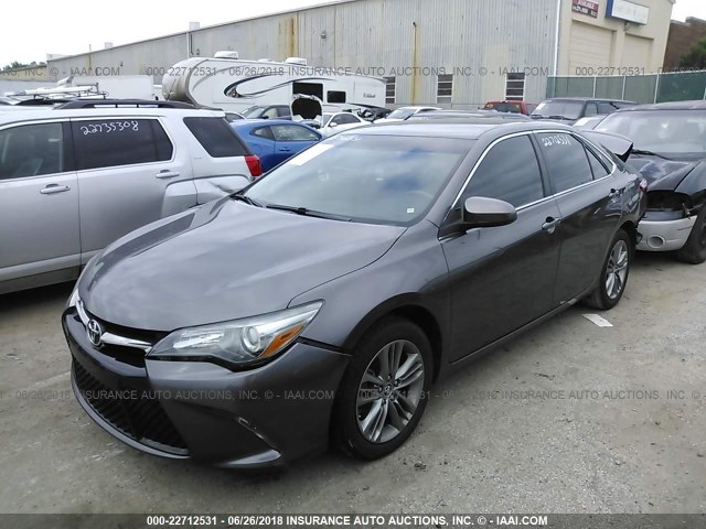 4T1BF1FK0FU047810 - 2015 TOYOTA CAMRY LE/XLE/SE/XSE GRAY photo 2