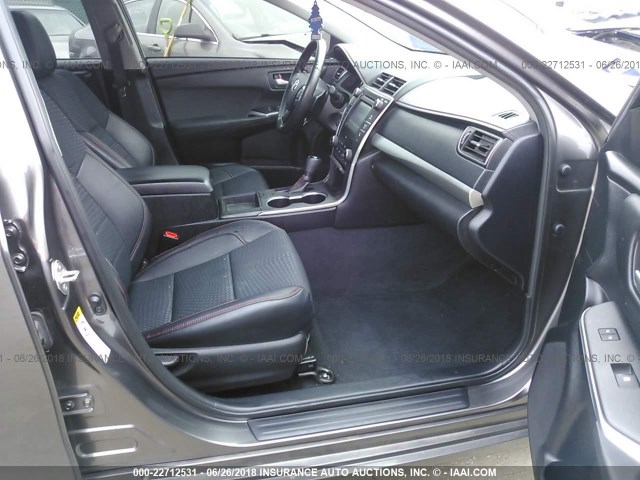 4T1BF1FK0FU047810 - 2015 TOYOTA CAMRY LE/XLE/SE/XSE GRAY photo 5