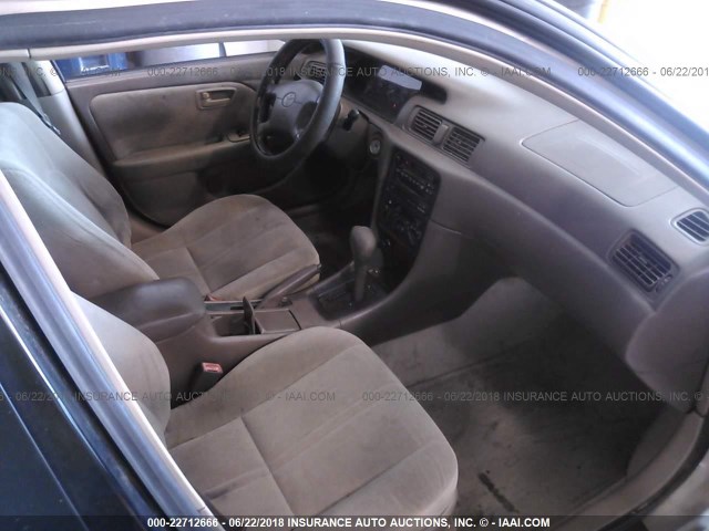 4T1BG22KXXU565210 - 1999 TOYOTA CAMRY CE/LE/XLE SILVER photo 5