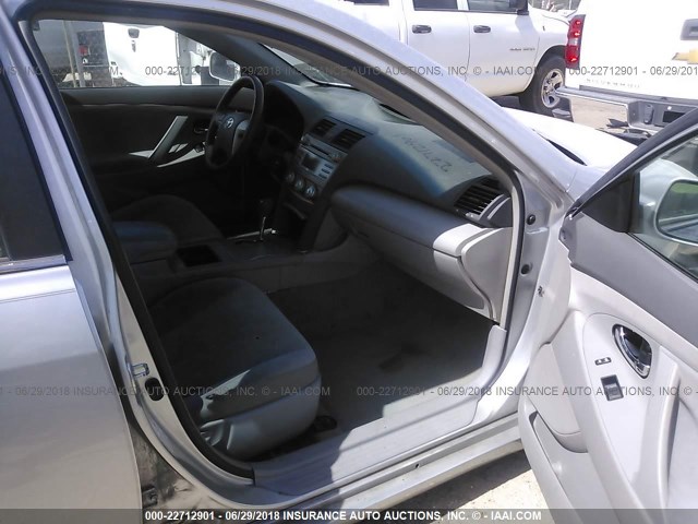 4T4BE46K88R014437 - 2008 TOYOTA CAMRY CE/LE/XLE/SE SILVER photo 5