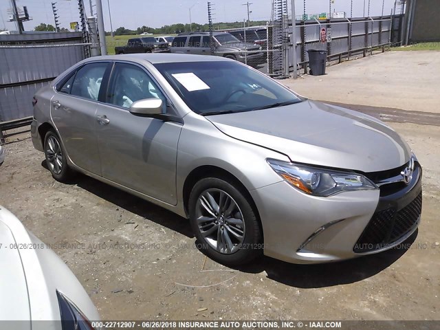 4T1BF1FK7HU341420 - 2017 TOYOTA CAMRY LE/XLE/SE/XSE SILVER photo 1