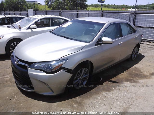 4T1BF1FK7HU341420 - 2017 TOYOTA CAMRY LE/XLE/SE/XSE SILVER photo 2
