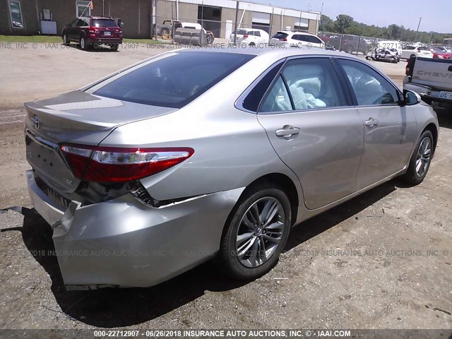 4T1BF1FK7HU341420 - 2017 TOYOTA CAMRY LE/XLE/SE/XSE SILVER photo 4