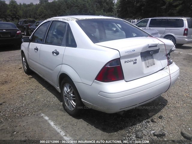 1FAFP34N97W338586 - 2007 FORD FOCUS ZX4/S/SE/SES WHITE photo 3