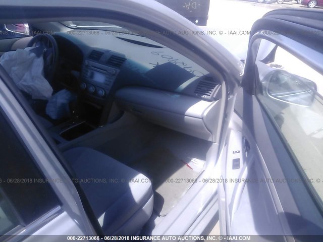 4T4BE46K49R092909 - 2009 TOYOTA CAMRY SE/LE/XLE SILVER photo 5