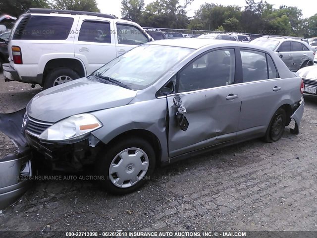 3N1BC11E38L432311 - 2008 NISSAN VERSA S/SL GRAY photo 2