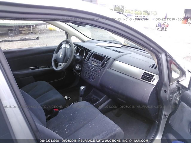 3N1BC11E38L432311 - 2008 NISSAN VERSA S/SL GRAY photo 5