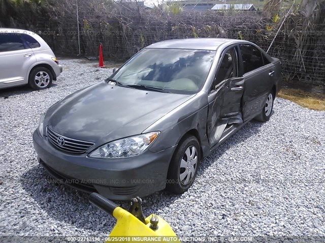 4T1BE32K06U723497 - 2006 TOYOTA CAMRY LE/XLE/SE ნაცრისფერი ფოტო 2