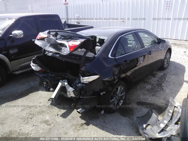 4T1BF1FK7HU291456 - 2017 TOYOTA CAMRY LE/XLE/SE/XSE BLACK photo 4