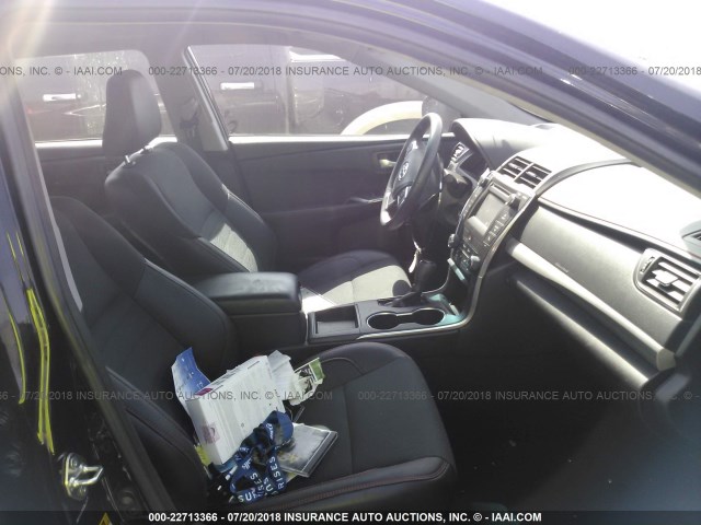 4T1BF1FK7HU291456 - 2017 TOYOTA CAMRY LE/XLE/SE/XSE BLACK photo 5