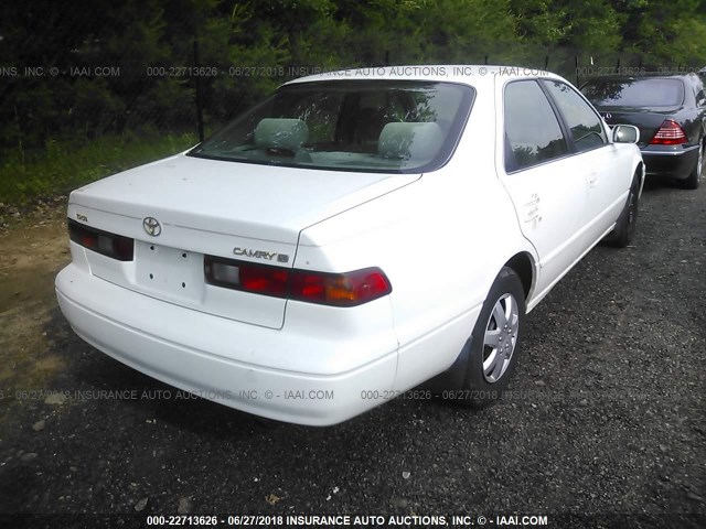 4T1BG22K0WU856930 - 1998 TOYOTA CAMRY CE/LE/XLE 白色 照片 4