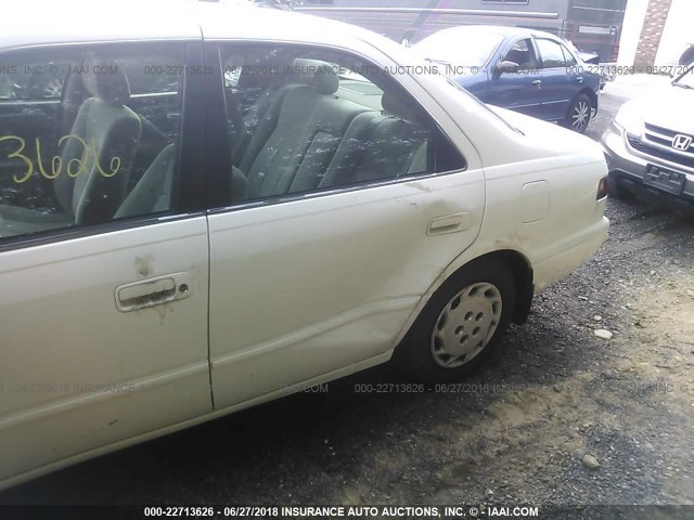 4T1BG22K0WU856930 - 1998 TOYOTA CAMRY CE/LE/XLE 白色 照片 6