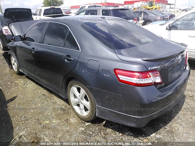 4T1BF3EKXBU215170 - 2011 TOYOTA CAMRY SE/LE/XLE ნაცრისფერი ფოტო 3