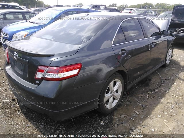 4T1BF3EKXBU215170 - 2011 TOYOTA CAMRY SE/LE/XLE ნაცრისფერი ფოტო 4