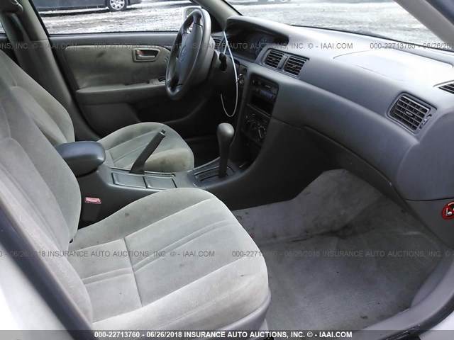 4T1BG22K7VU061615 - 1997 TOYOTA CAMRY CE/LE/XLE WHITE photo 5