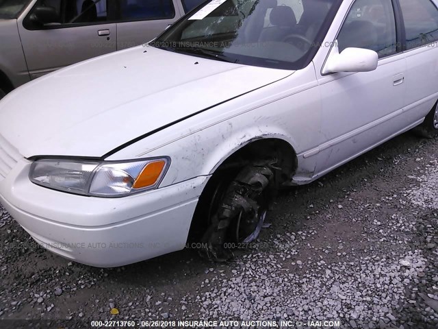 4T1BG22K7VU061615 - 1997 TOYOTA CAMRY CE/LE/XLE WHITE photo 6