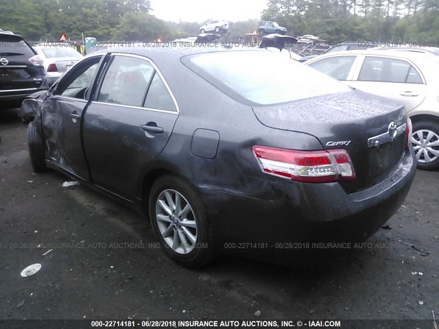 4T4BF3EK6BR119641 - 2011 TOYOTA CAMRY SE/LE/XLE GRAY photo 3