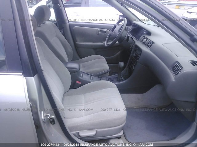 4T1BG22K01U868083 - 2001 TOYOTA CAMRY CE/LE/XLE ვერცხლისფერი ფოტო 5
